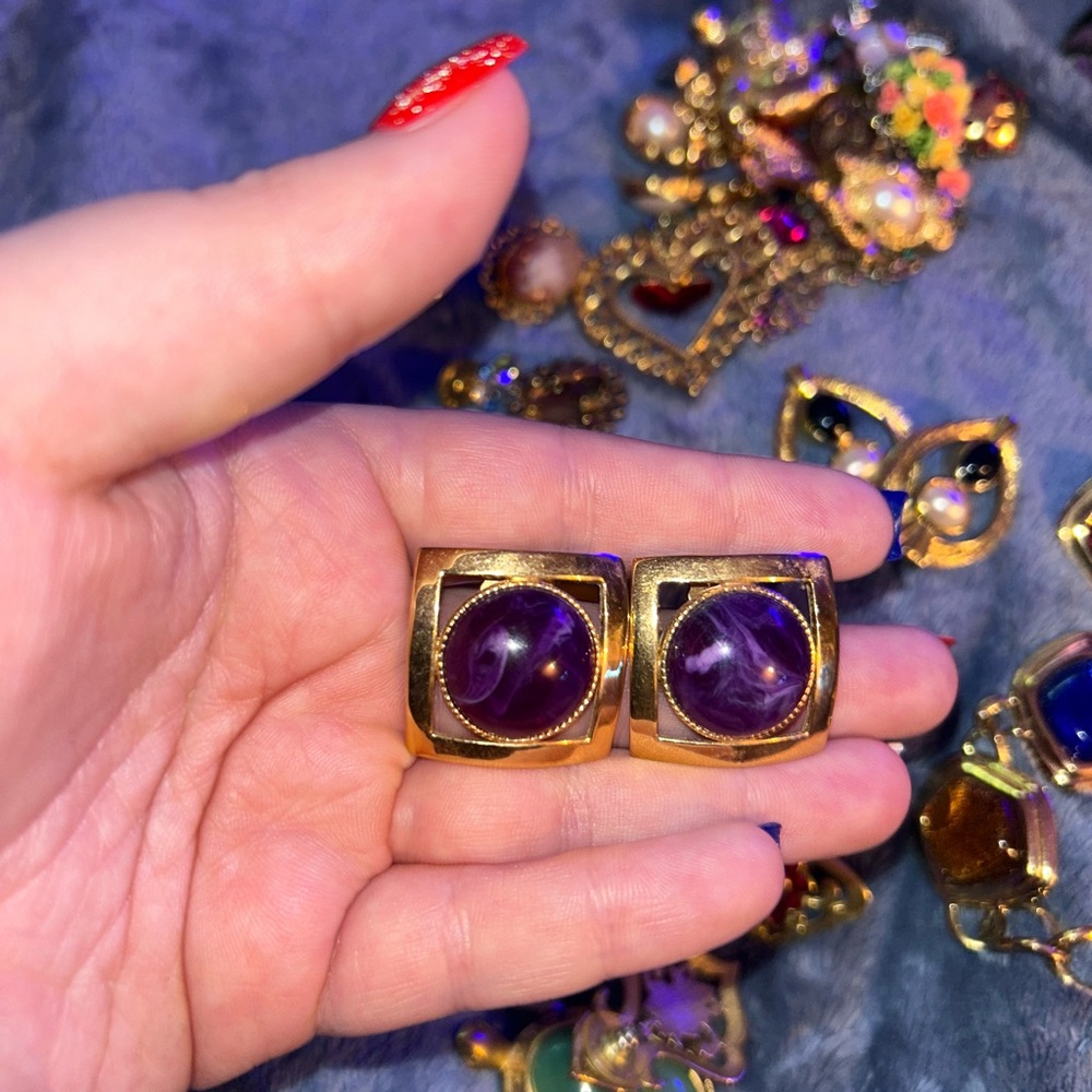 Vintage Avon Gold Tone 3D Round Cabochon Earrings